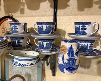 Johnson Brothers Blue Willow tea cups, saucers & matching shaker