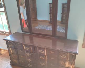 Georgian or Queen Ann style Low-Boy with tri-fold mirror