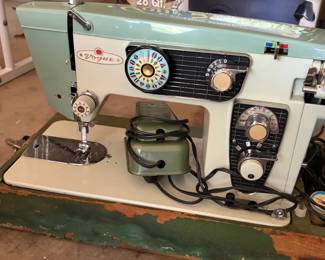 Vintage sewing machine, box needs rebuilt, may need some electrical work