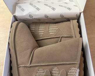 Brand new boots Women's size 6