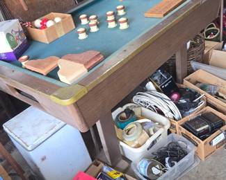 Bumper pool table