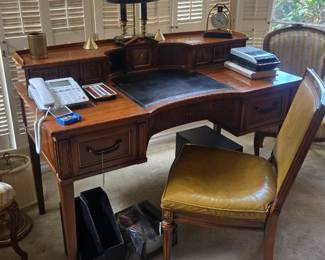 Beautiful vintage Drexel desk