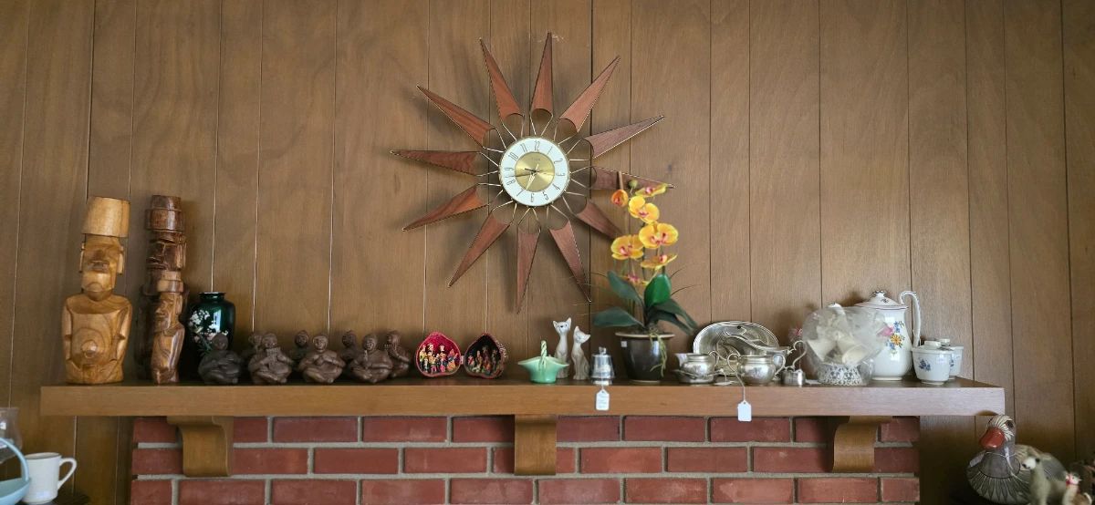 Living room fireplace, MCM sunburst clock. Does it work? I dunno. Does your mom work? JK. I'm going to get the proper battery and check that. Sorry for the mom remark. I grew up in the 80s, so.....YOUR MOM!!!