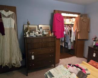 THIS is the SAGA bedroom. Enter the house and take an immediate left into the hallway. Go all the way down to the last bedroom on the left, et voila!!