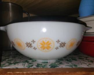 Vintage Pyrex mixing bowls