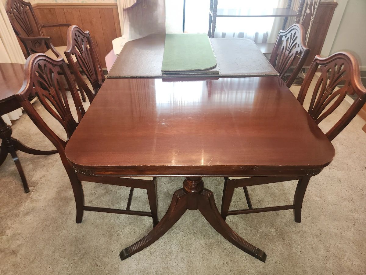 Dining table, 5 chairs, protector