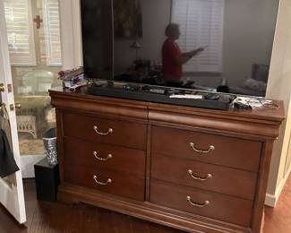 Flatscreen TV, dresser