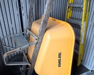 True Temper Poly Wheelbarrow