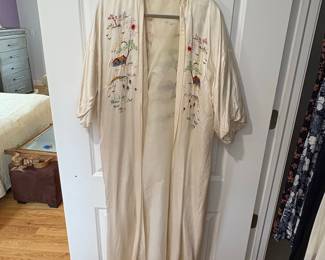 Vintage Chinese Silk Landscape Embroidered Kimono Robe