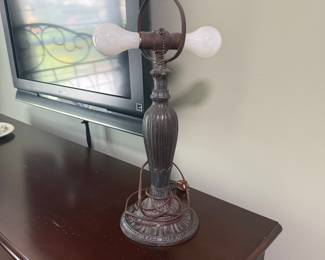Vintage Caramel Slag Glass Table Lamp with Urn Motif