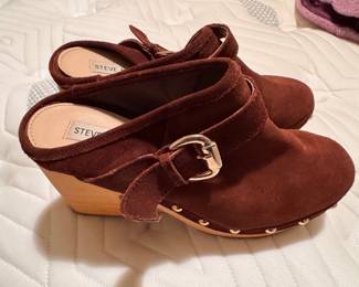 Steve Madden Hilde mules feature brown suede leather and a distinctive wooden heel