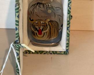 Reverse painted Chinese snuff bottle