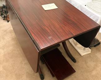 Drop leaf table with extra leaves and table pads