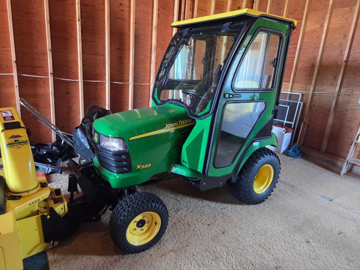 JD X585 Garden Tractor w/ Cab & Blower DE18720