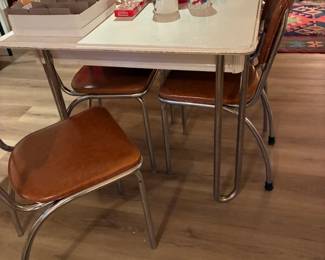Vintage kitchen table with one leaf, 6 vintage chairs