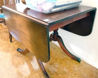 Vintage mahogany dropleaf gateleg dining table