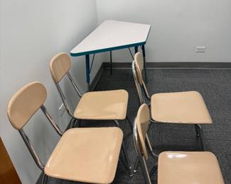 Eye-exam Room Set of 4 Chairs and Table