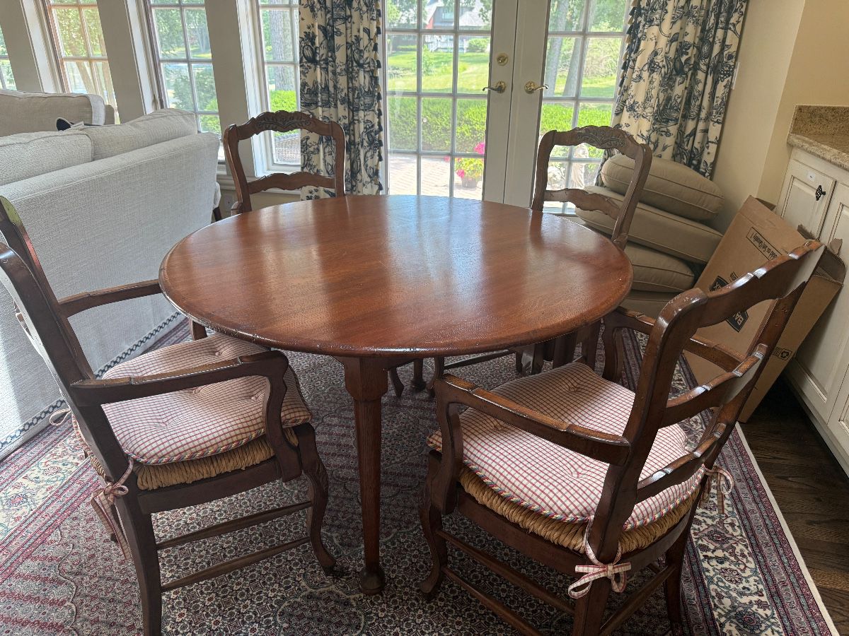 Stunning, French country table w/4 rush seat chairs