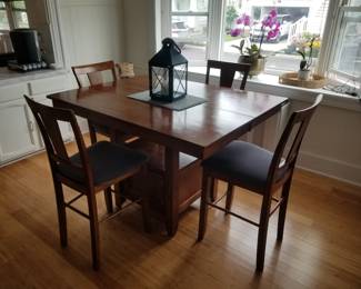 Nice high top dining set seats 4