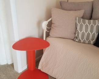 Metal accent table