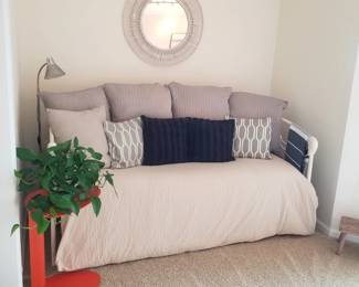Daybed with trundle bed