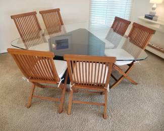 Stunning glass top dining table seats 6
