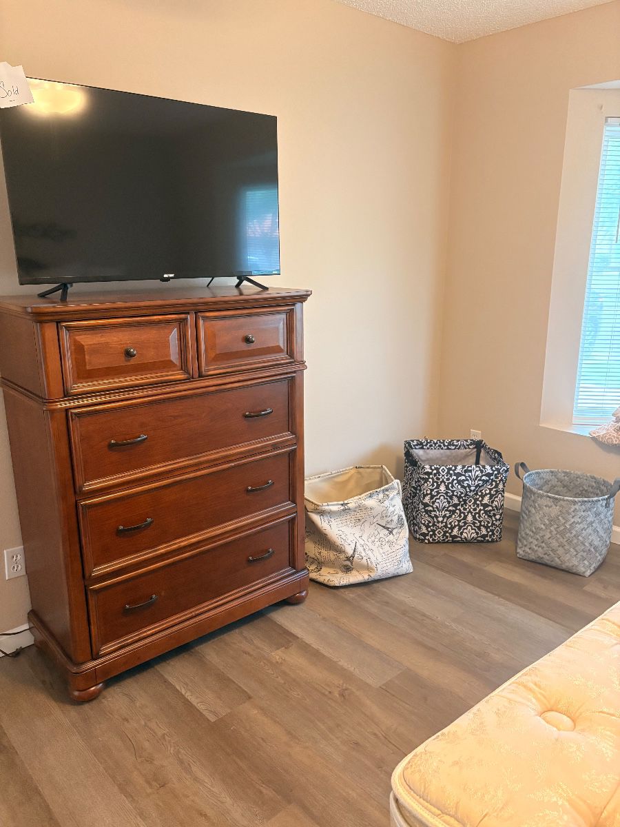 Excellent condition tall dresser