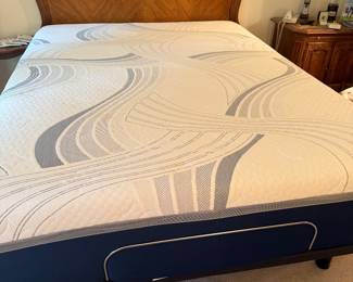 NEVER USED. This is a QUEEN HYBRID ADJUSTABLE Grande Advanced Mattress with Base