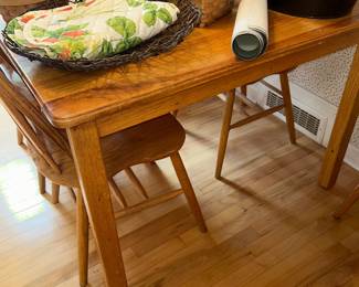 NIce oak table with chairs