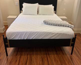 $800 Metal frame queen bed with Casper mattress. 63"w X 83"L X 60"h.