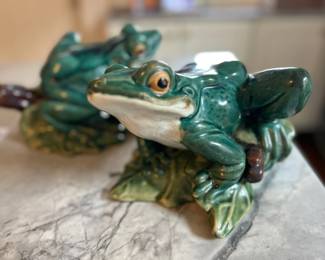 Majolica style frogs