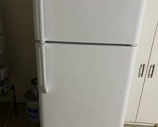 002 Frigidaire Refrigerator
