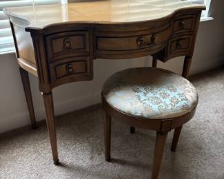 004 VanityDressing Table With Stool