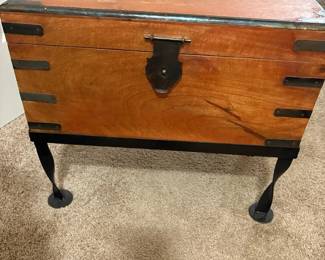 008 Decorative Storage Box On Attached Stand