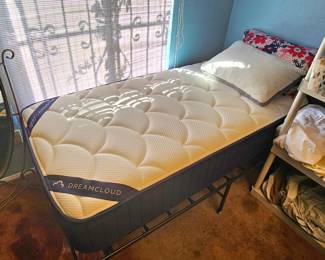 Twin size DreamCloud mattress (clean),