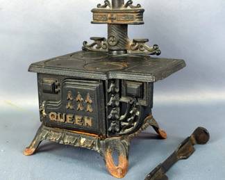 Vintage Cast Iron Queen Miniature Stove, Approx 6" x 5" x 4"