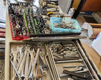 Hand tools.  Sockets.