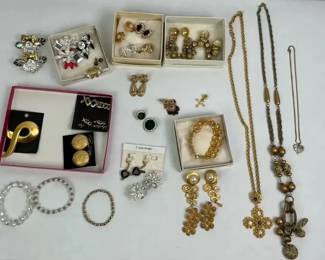 Fashion Jewelry Necklaces Earrings Bracelets and Brooches