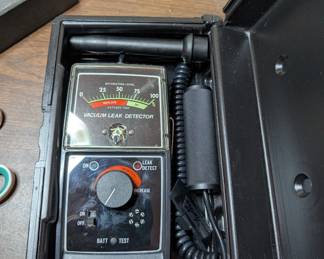 VACUUM LEAK DETECTOR