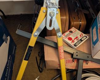 HEAVY DUTY ANTI SWAY HITCH. NEVER USED.D