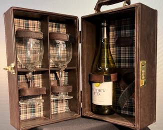 Traveling wine case with combo lock