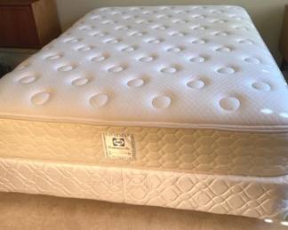 Sealy Posturepedic Queen Size Mattress