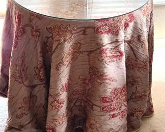 Round Table With Tablecloth And Glass Top