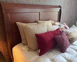 Queen Size Traditional Wooden Sleigh Bed second image
