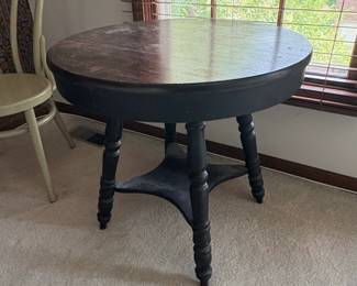 Vintage Round Pedestal Table with Turned Legs