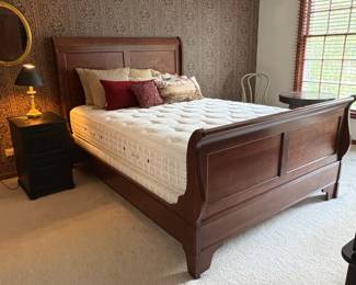 Queen Size Traditional Wooden Sleigh Bed