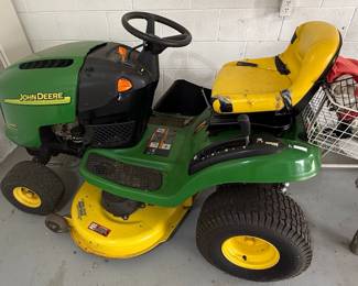 John Deere L110 Automatic Riding Lawn Mower
