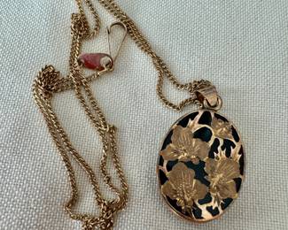 Beautiful 10k pendant and 10k chain