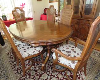 Dining table/2 leaves and eight chairs.
