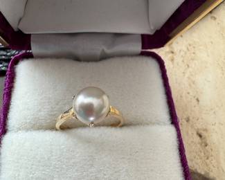 Beautiful 14k lustrous pearl ring